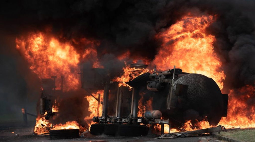 Incendie de deux citernes à essence: 3 personnes meurent calcinées à Kahone !