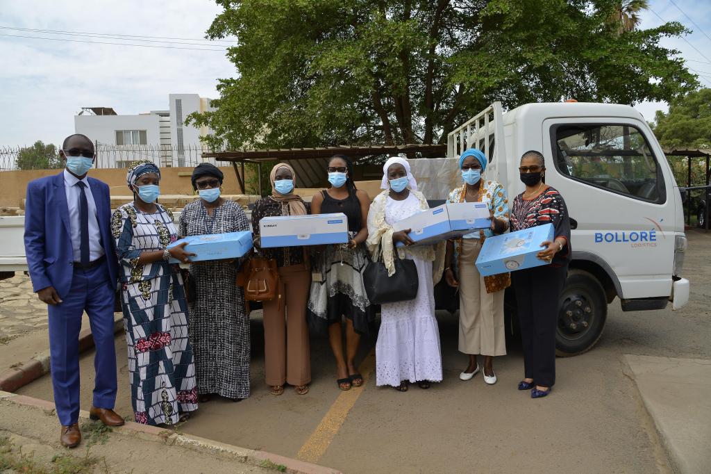 Les Femmes de Bolloré Transport & Logistics offrent du matériel médical à l’hôpital Le Dantec
