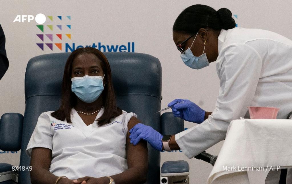 États-Unis : Voici l'une des premières personnes à se faire vacciner contre le coronavirus
