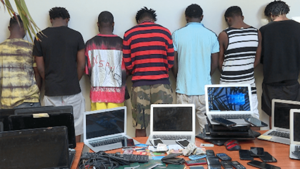 42 cybercriminels arrêtés à Mbour, 27 ordinateurs et 77 téléphones saisis 