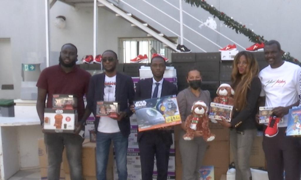 Afrikicks remet un important lot de cadeaux à la Fondation Youssou Ndour