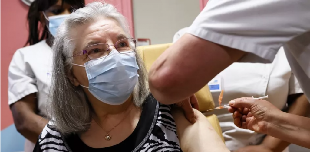FRANCE: Mauricette, première personne vaccinée contre la Covid-19