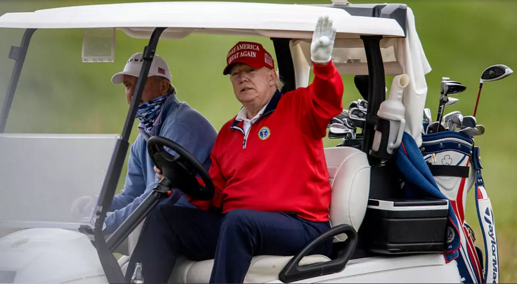 Golf, politique, médias, procès : quelle nouvelle vie pour le néo-retraité Donald Trump ?