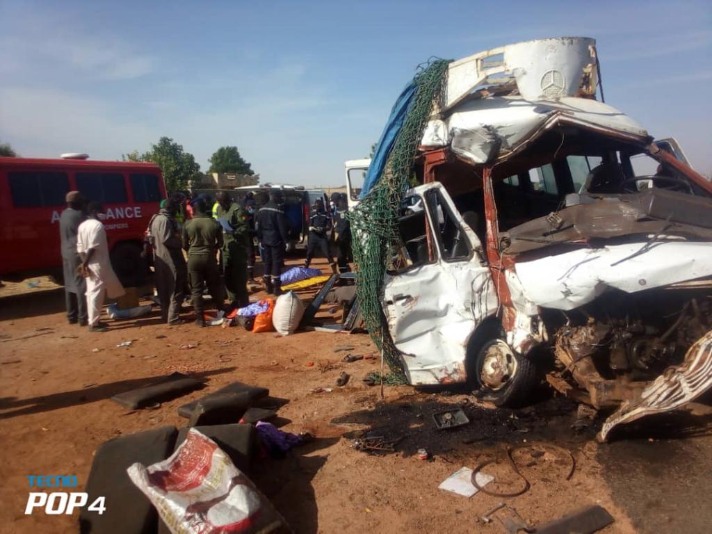 (Photos)-Terrible accident à hauteur de Ngathie Naoude: 8 morts et plusieurs blessés graves!