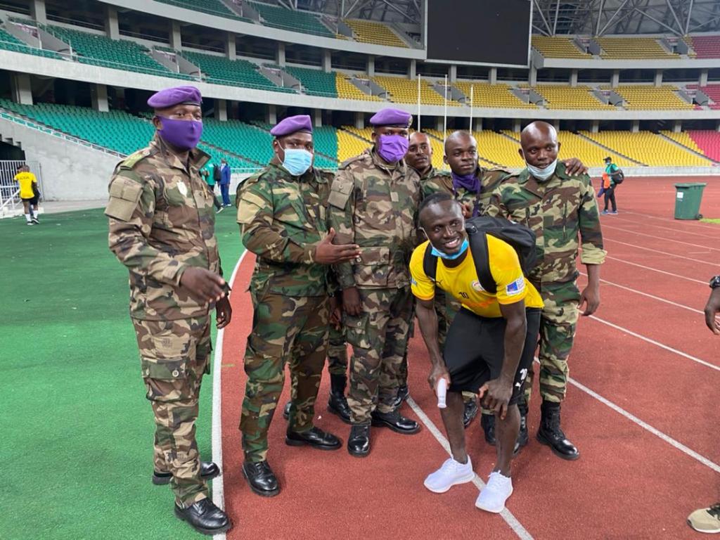 Sadio Mané prend une pose avec des agents de sécurité congolais