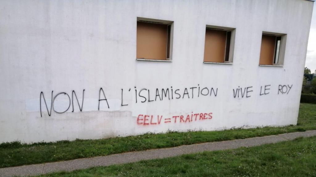Des tags racistes sur un centre culturel musulman provoquent l’indignation en France
