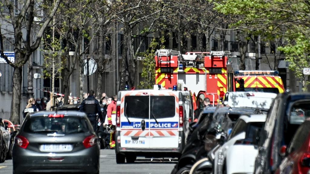 Coups de feu devant un hôpital à Paris, un mort et un blessé grave