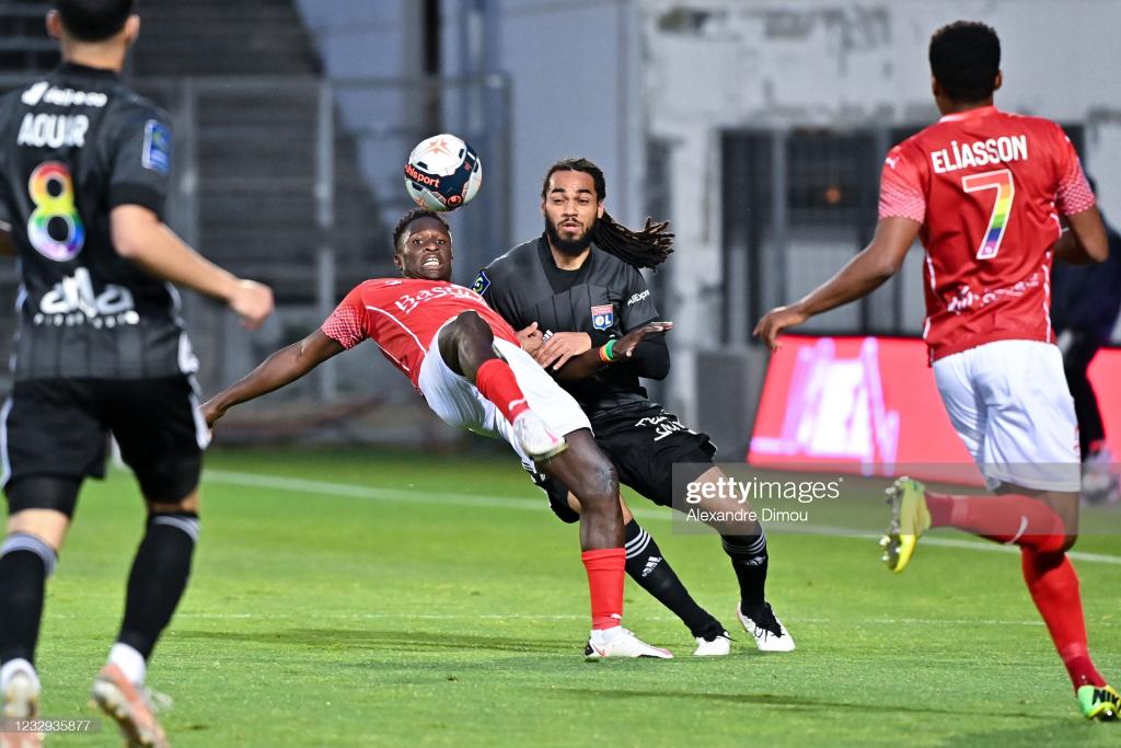 Ligue 1 : le PSG revient à un point de Lille, Koné double buteur mais Nîmes relégué 