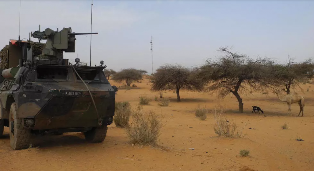 Une voiture piégée frappe la force française Barkhane au Mali, plusieurs soldats blessés