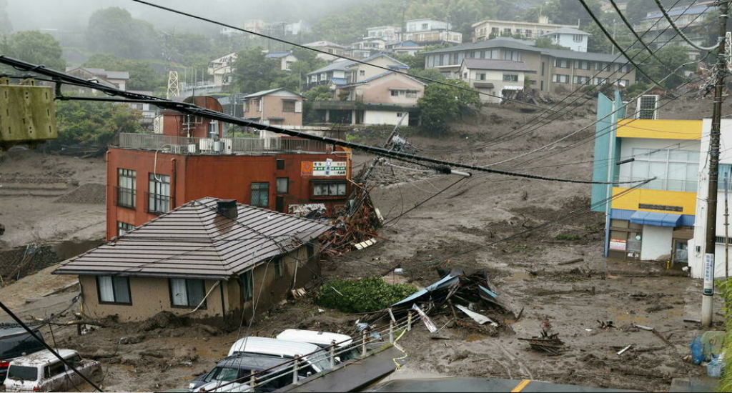 Japon: une vingtaine de personnes portées disparues après des glissements de terrain (Images)