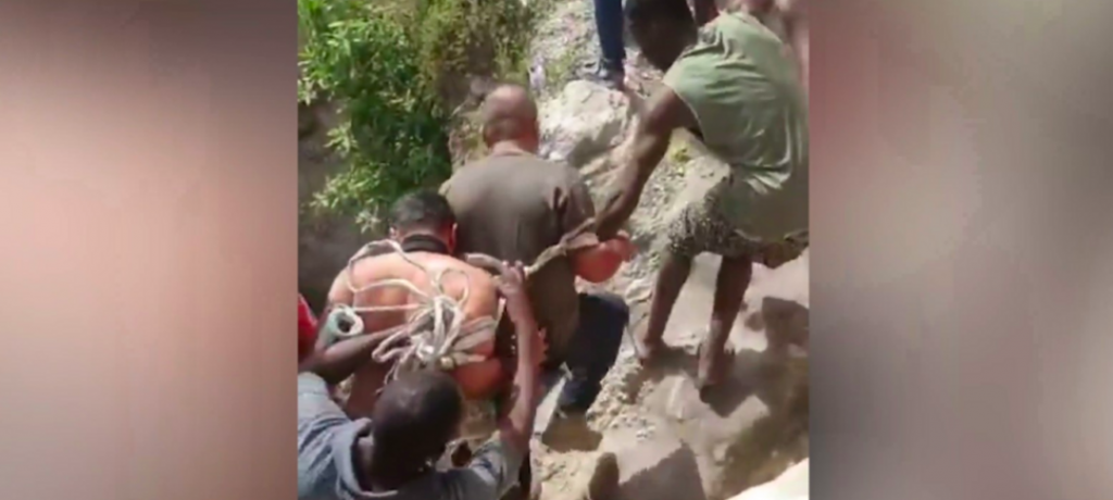[Video] Mort du président en Haïti : la population livre deux suspects à la police