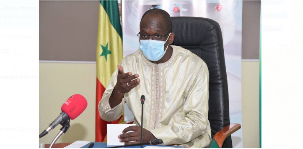 Docteur Dièye décerne un diplôme d\'encouragement au Ministre de la santé