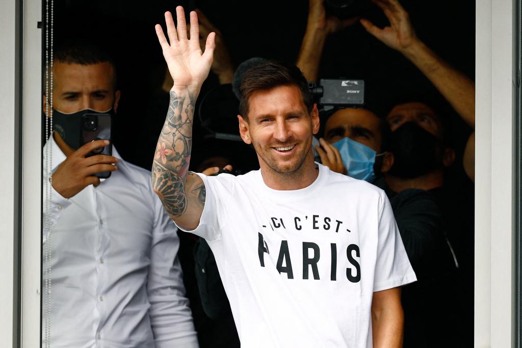 Lionel Messi est arrivé à Paris avec un T-Shirt 