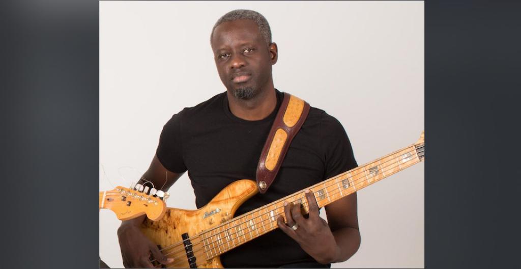 Le bassiste Doudou Ba, le Directeur musical d’Harry belafonte à Dakar pour se ressourcer
