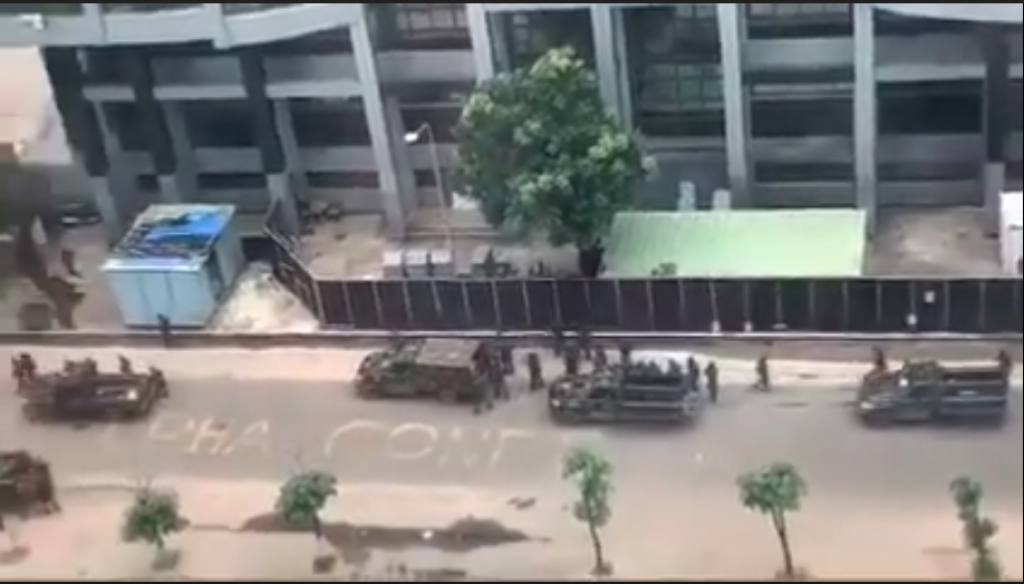Vidéos des échanges de tirs aux alentours du Palais présidentiel guinéen