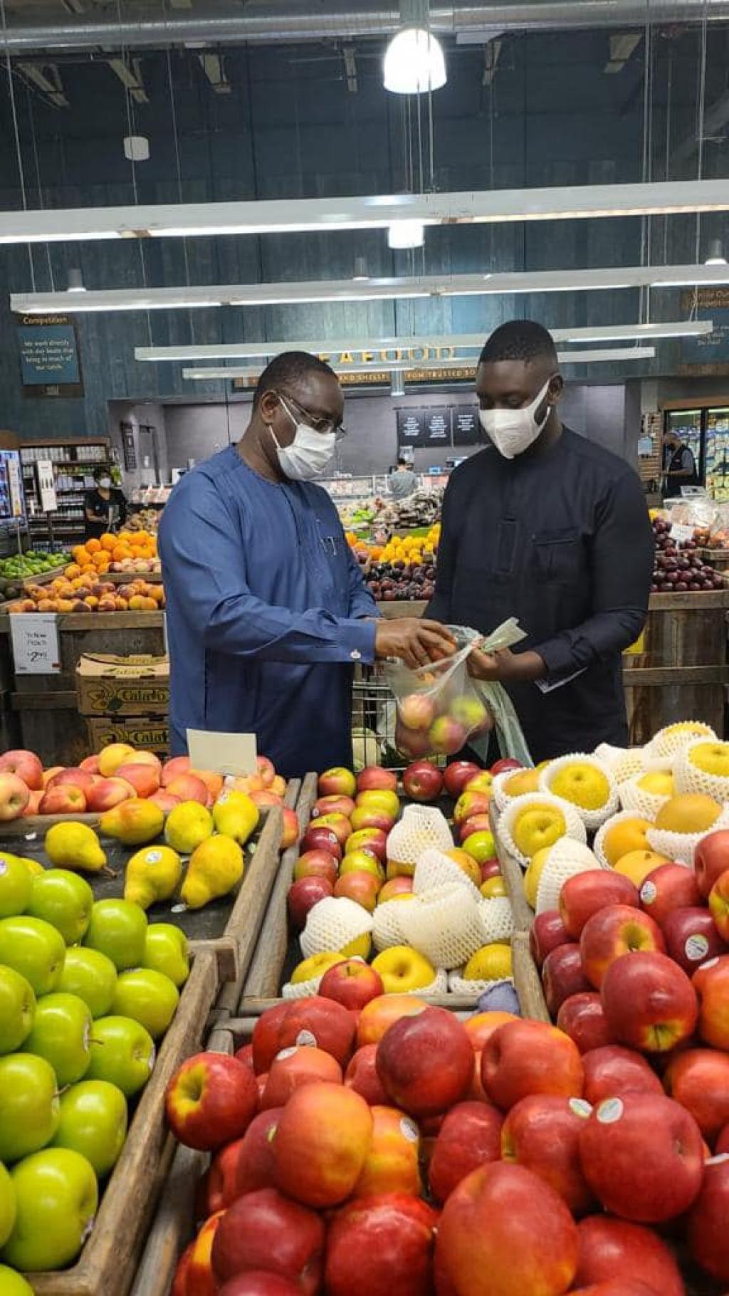 Usa : Macky Sall fait ses emplettes au supermarché avec son fils Ibou (photos)