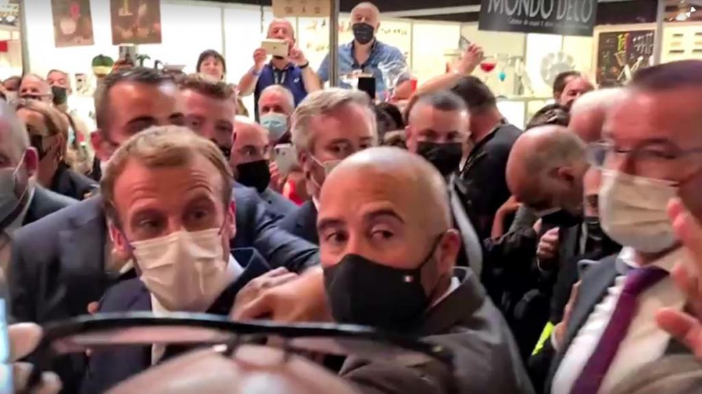 Après la gifle, Macron victime d\'un jet d\'œuf