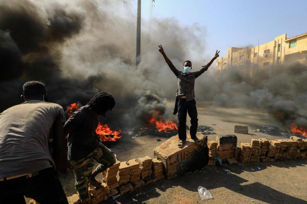 Soudan : l'armée dissout le gouvernement de transition, des manifestants tués