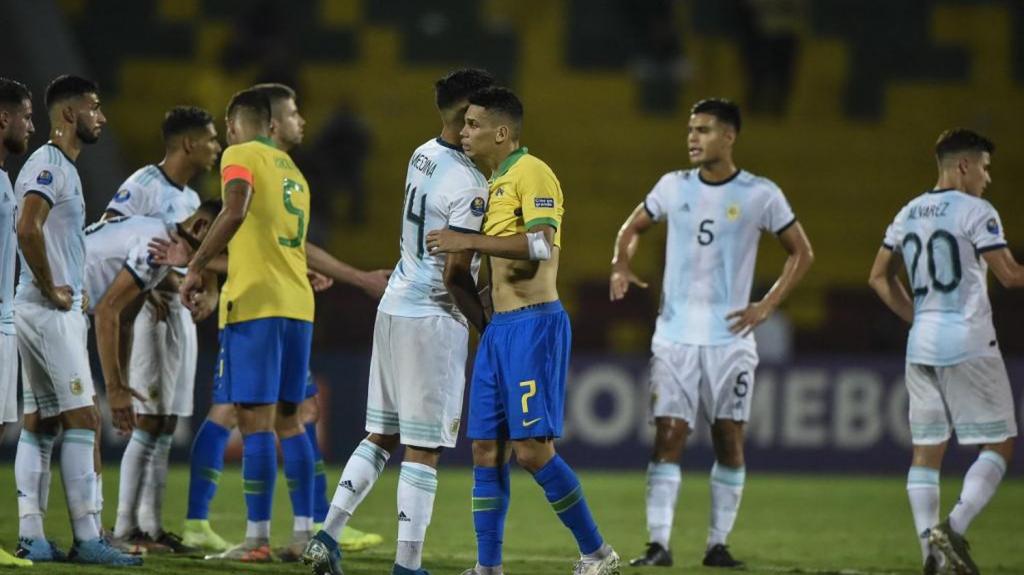 Qualifs CdM 2022 : deux arbitres de Argentine-Brésil suspendus
