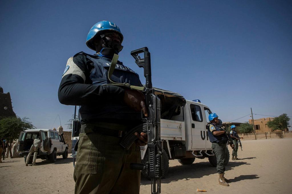 Mali: sept casques bleus tués par un engin explosif dans le centre du pays