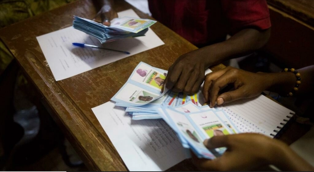 Mali: la Cédéao exige le maintien des élections en février et menace de nouvelles sanctions