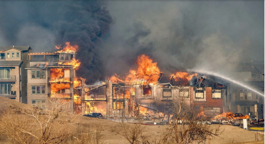 États-Unis: des centaines de maisons détruites par des incendies dans le Colorado