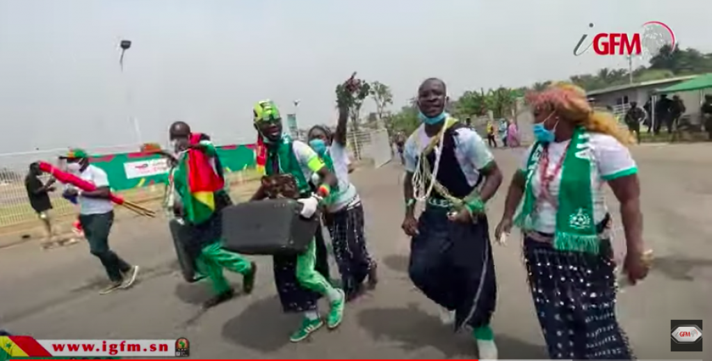 CAN 2021, Sénégal-Guinée : l\'entrée spectaculaire d\'Allez Casa au stade