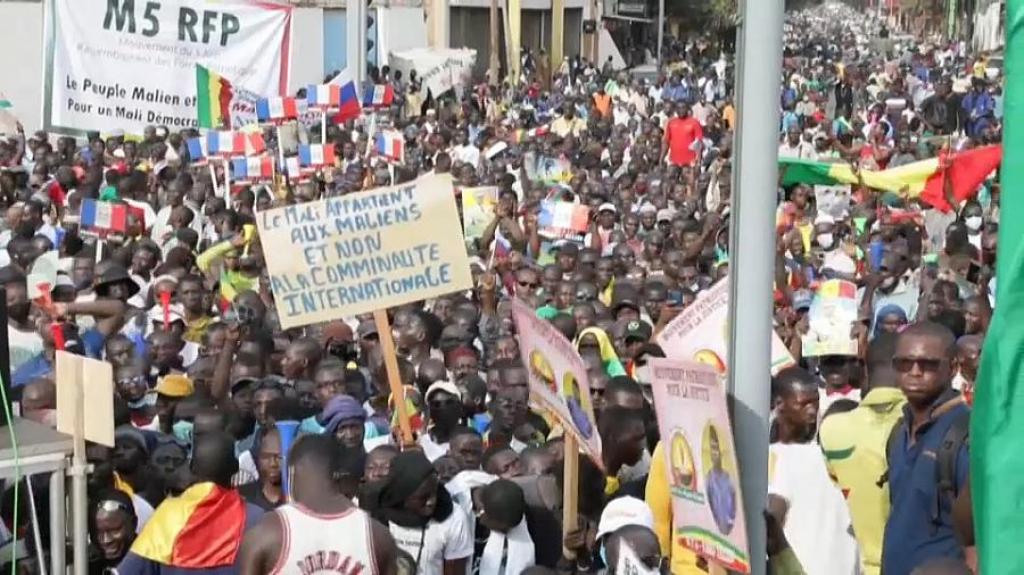 Mali : Des milliers de manifestants protestent contre les sanctions de la Cedeao