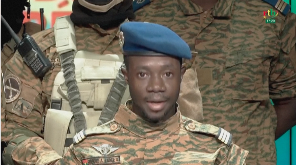 Burkina : des militaires prennent le pouvoir, le Président démissionne