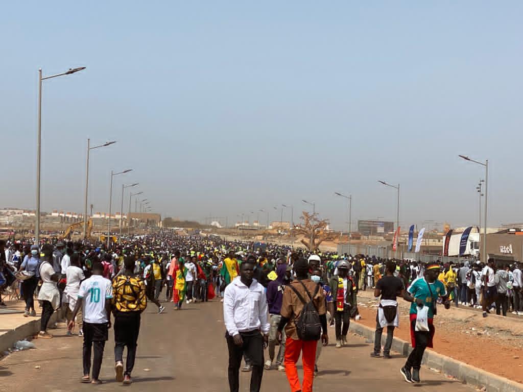 Une foule impressionnante afflue aux abords du stade Me Abdoulaye Wade (IMAGES)