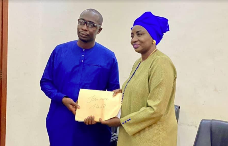 Législatives 2022 - Le Directeur des Carrières, Ibra Seck a remis  1400 parrainages à Mme Aminata Touré