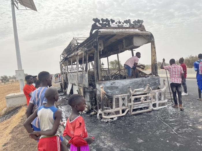 Ila Touba - Un bus avec à bord 80 personnes prend feu