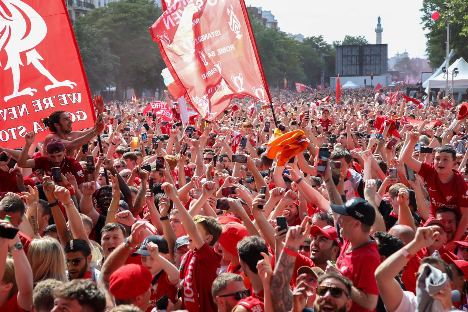 Les fans de Liverpool chantent les louanges des joueurs avant la finale (VIDEOS)