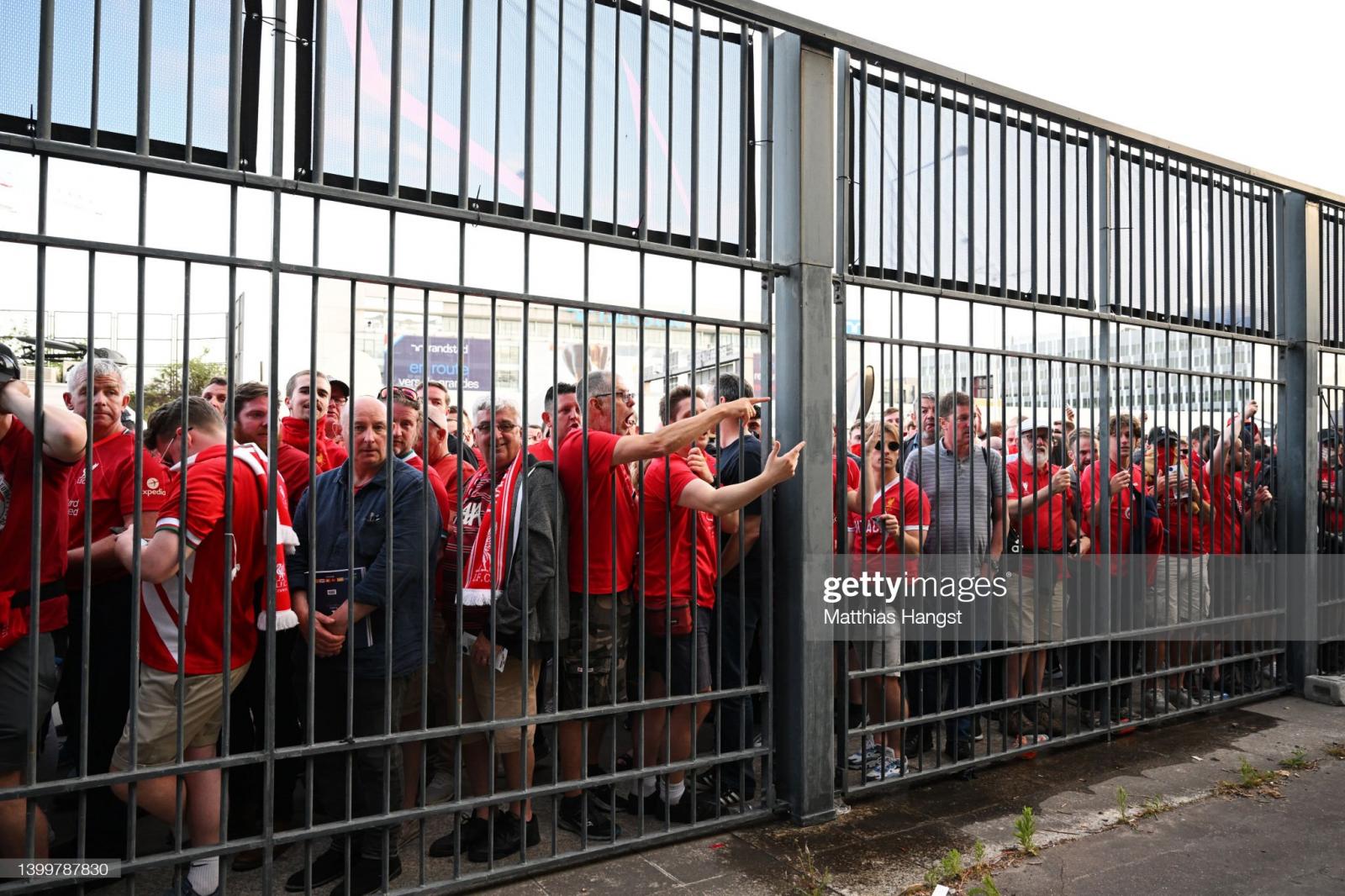 Des spectateurs ont gravi les barrières autour du stade (IMAGES)
