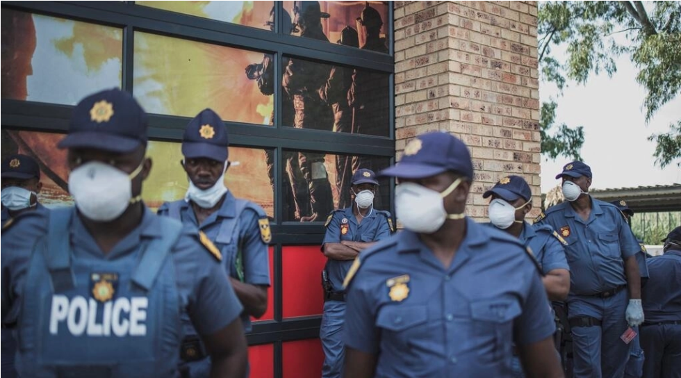 Des policiers sud-africains arrêtés après la mort d\'un prisonnier pendant le confinement