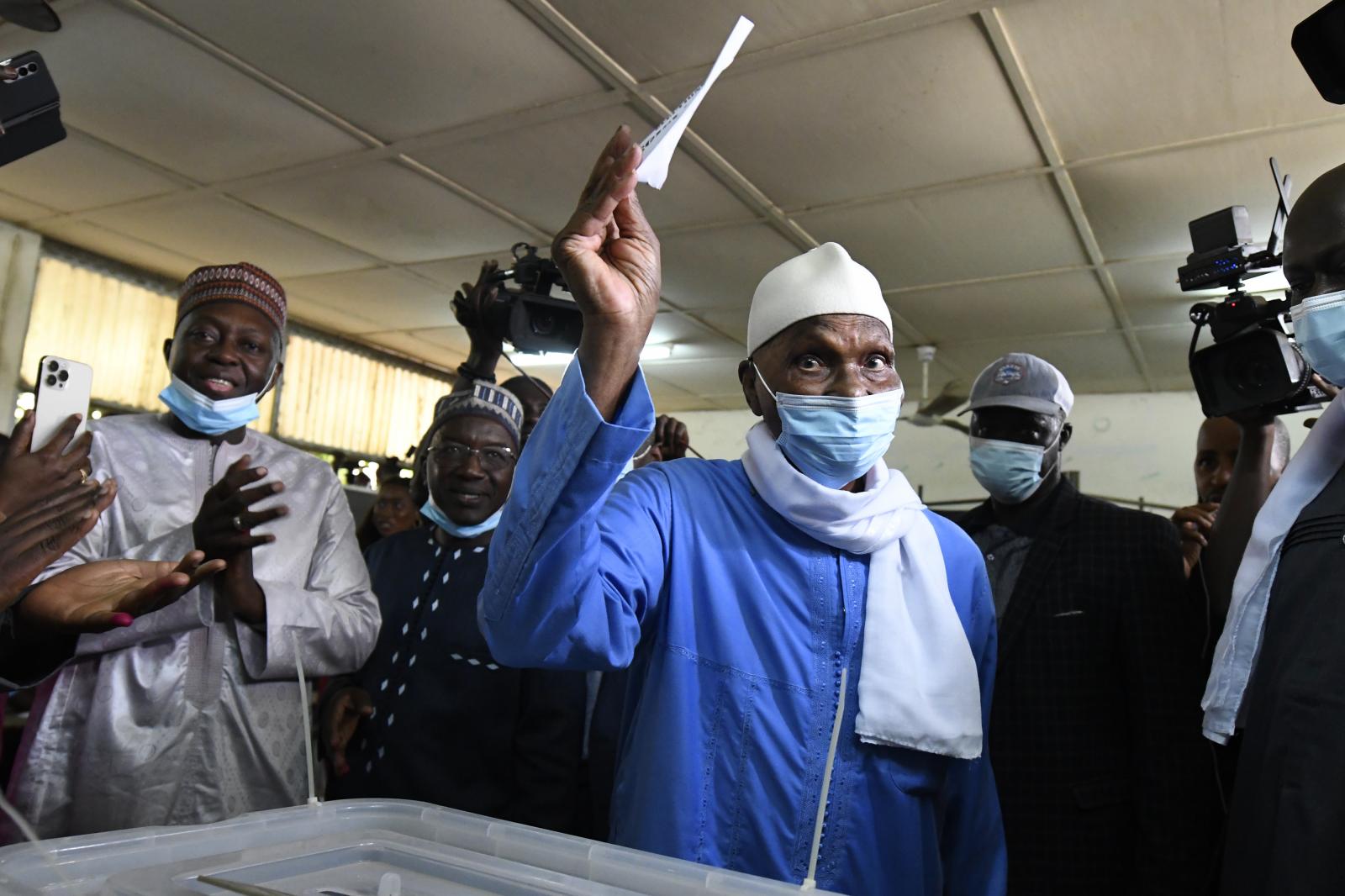 Arrivée en fanfare de Me Abdoulaye Wade à son lieu de vote