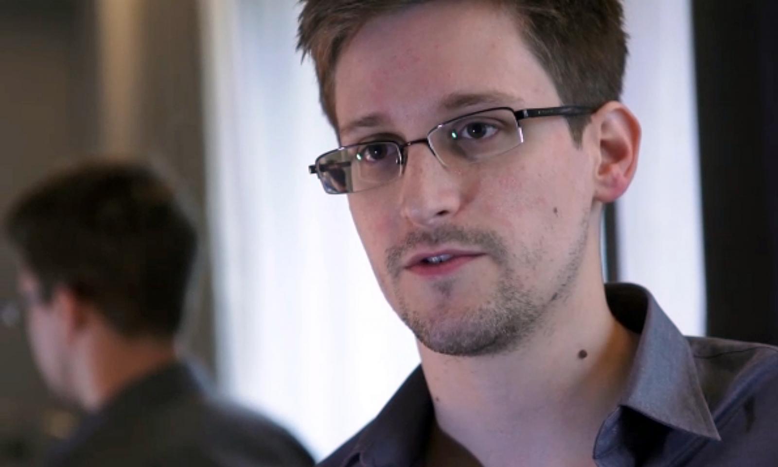 Poutine accorde la nationalité russe au lanceur d\'alerte Edward Snowden