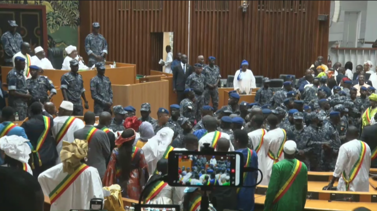 Assemblée : Le député Massata Samb de YAW gifle sa collègue Amy Ndiaye de BBY