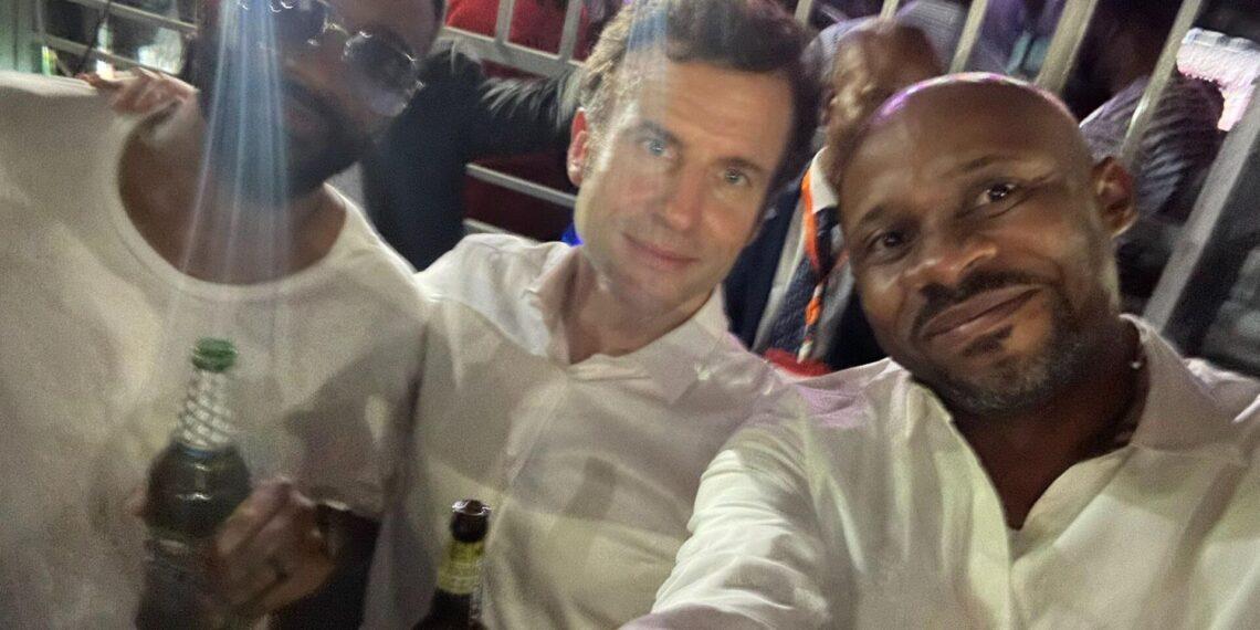 Macron fait la fête en boite de nuit avec Fally Ipupa à Kinshasa (RDC)