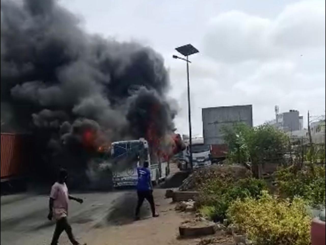 Attaque au cocktail molotov d'un bus Tata – 4 personnes arrêtées