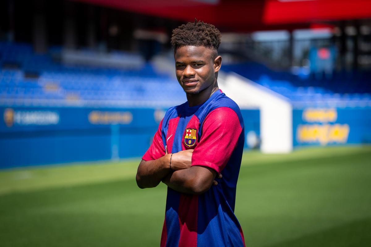 FC Barcelone : Mikayil Faye convoqué pour la première fois en équipe première