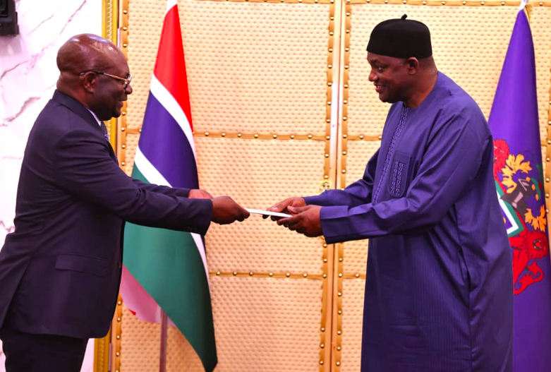 L\'Ambassadeur d\'Angola a remis ses lettres de créances au Président de la Gambie Adama BARRO