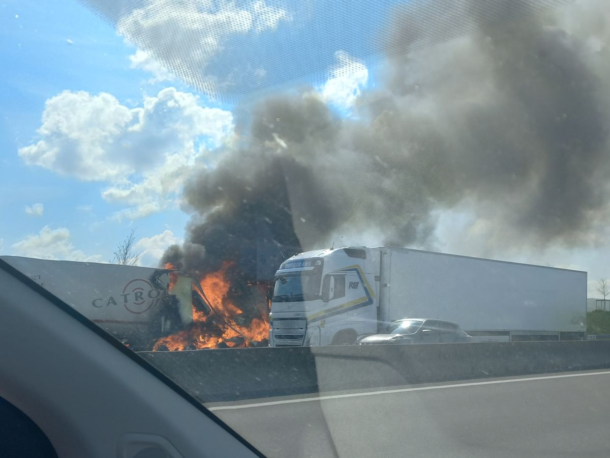 Diamniadio : Un camion-citerne en feu paralyse l’autoroute à péage, déviations en cours