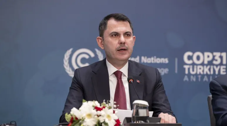 COP31 : Le ministre turc Murat Kurum pose \